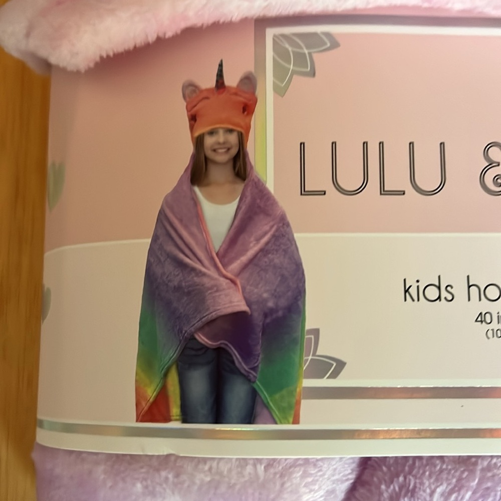 Lulu & Coco Kids Hooded Throw 40x50 Pink/Rainbow Unicorn. NWT.